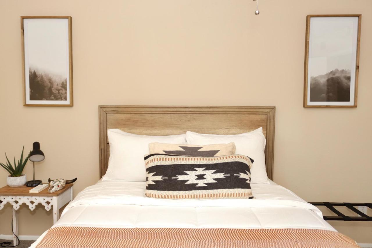 Chic Boho Cottage -Self Check In, Fully Furnished, & Free Parking هيوستن المظهر الخارجي الصورة